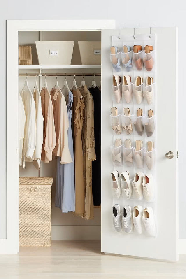 buty w organizerach na drzwiach