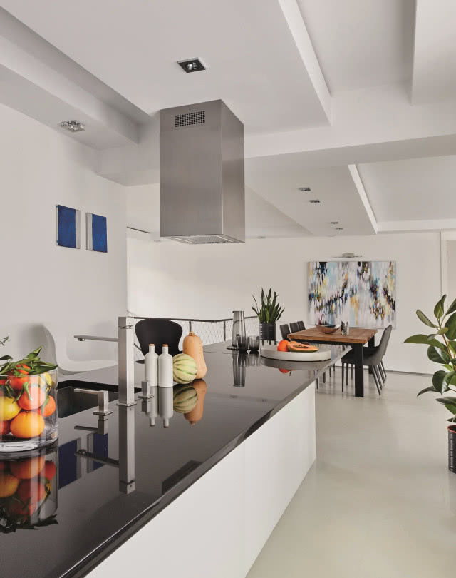 Minimalistyczna kuchnia w czerni i bieli