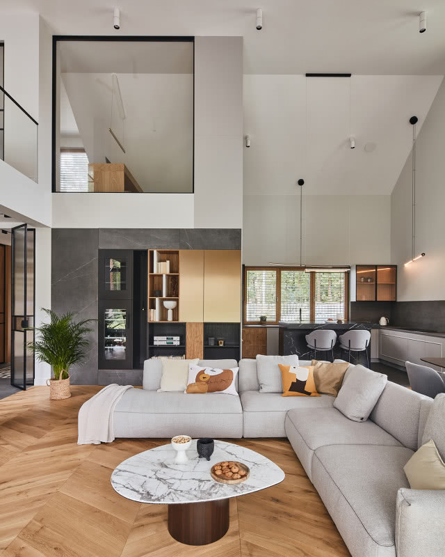 Salon z wysokim sufitem z oknem na górze