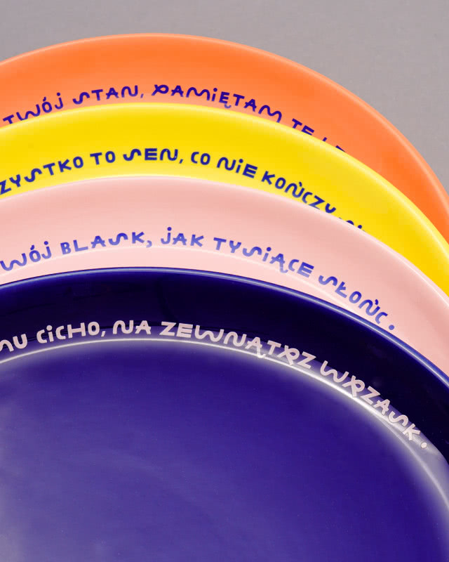 talerze z cytatami piosenek
