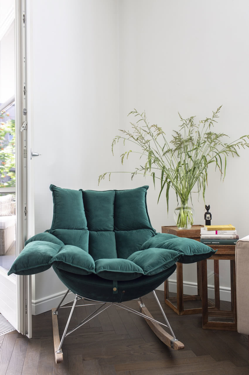 Barwnym akcentem salonu
jest szmaragdowy...