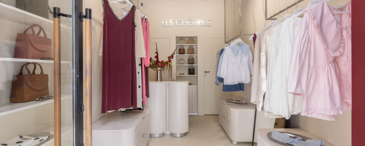 Minimalizm z nutą romantyzmu. Projekt wnętrz butiku Les Cherries autorstwa WZ Studio