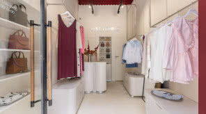 Minimalizm z nutą romantyzmu. Projekt wnętrz butiku Les Cherries autorstwa WZ Studio