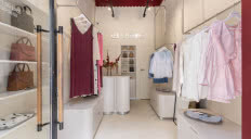 Minimalizm z nutą romantyzmu. Projekt wnętrz butiku Les Cherries autorstwa WZ Studio