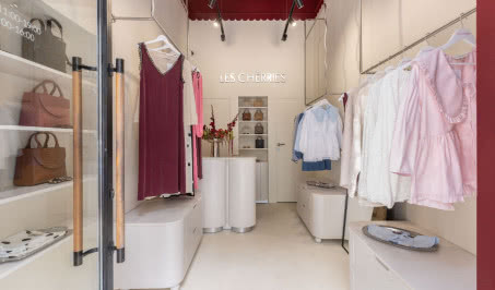 Minimalizm z nutą romantyzmu. Projekt wnętrz butiku Les Cherries autorstwa WZ Studio