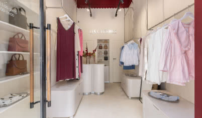 Minimalizm z nutą romantyzmu. Projekt wnętrz butiku Les Cherries autorstwa WZ Studio