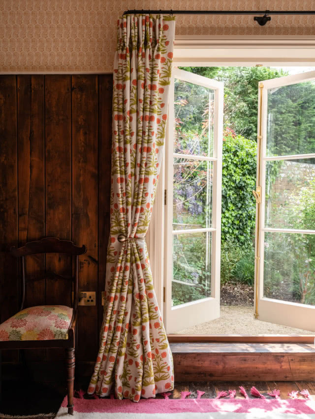 deski na ścianie ciemnobrązowe