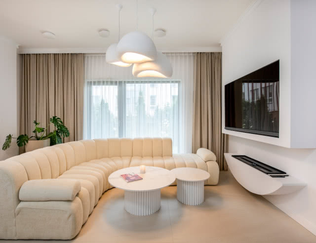 Wygodna i przestronna sofa w salonie