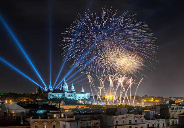 fajerwerki w barcelonie, widok na Plaza España
