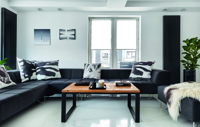 Antracytowa kanapa z poduszkami w łaty