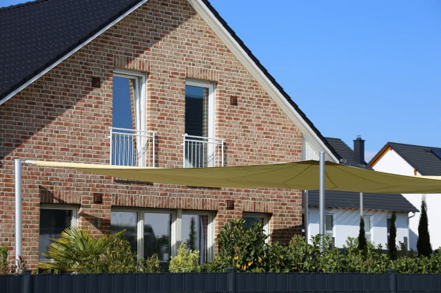dom z cegły, żagiel nad tarasem