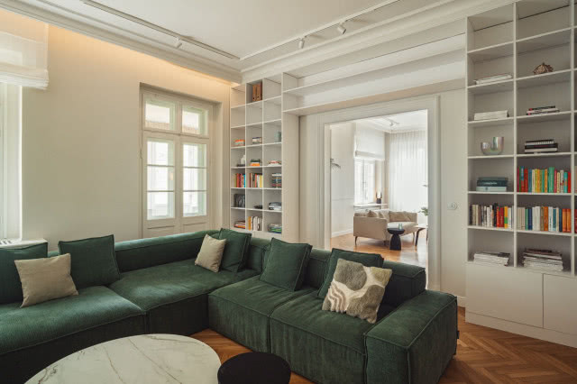 biblioteka w salonie