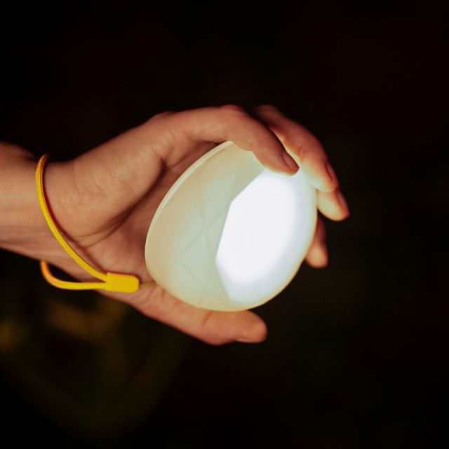 Lampa solarna może posłużyć również za latarkę.