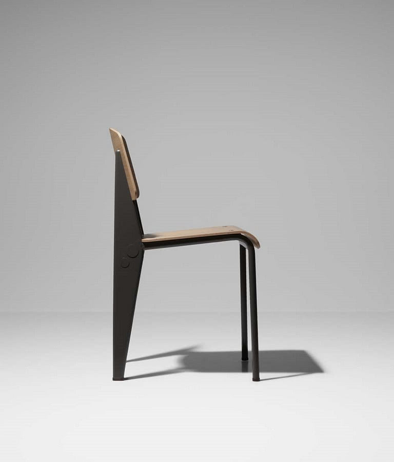 Kolekcja Prouvé Raw - krzesło Standard z 1934...