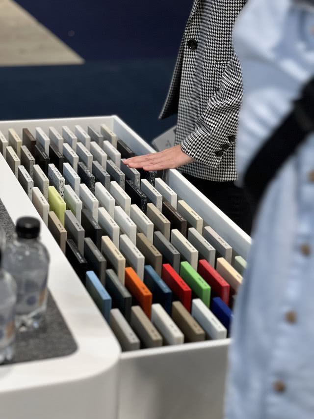 Rejs - próbki drewna w różnych kolorach