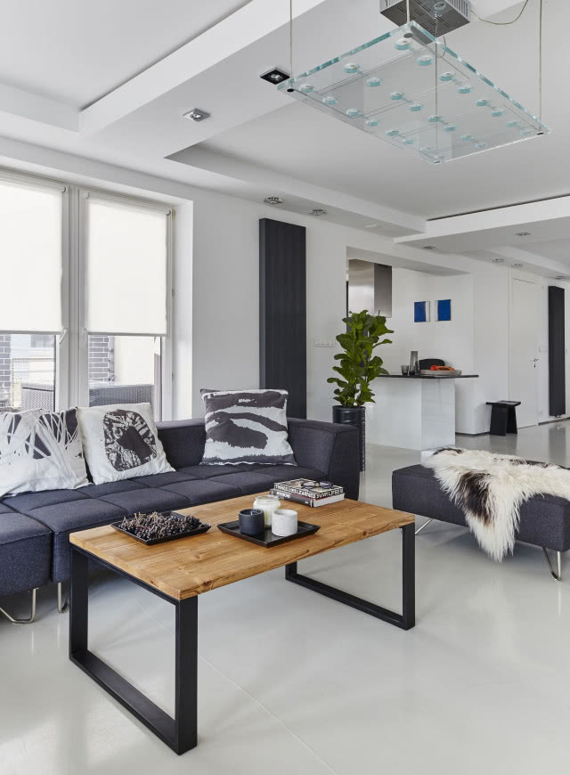 Industrialny stolik kawowy w salonie