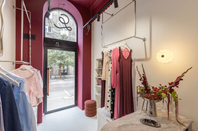 Minimalizm z nutą romantyzmu. Projekt wnętrz butiku Les Cherries autorstwa WZ Studio