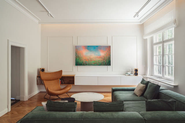 sztukateria na ścianie w salonie