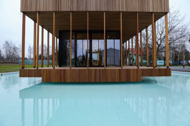 biuro sprzedaży na wodzie, przeszklone lamele