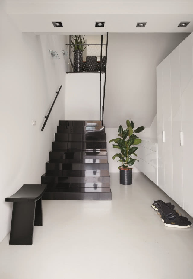 Dwupoziomowy apartament w czerni i bieli