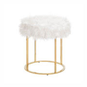 Złoty puf z futrzanym siedziskiem