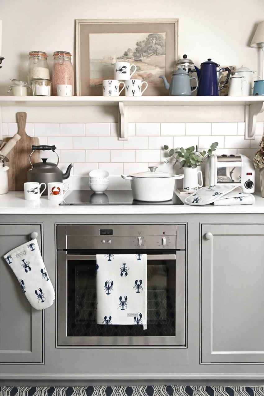 Zamiast górnych szafek w kuchni możemy...