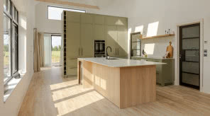 Jak dbać o podłogę olejowaną, by wyglądała jak nowa przez lata? Ekspertki zdradzają najskuteczniejsze zasady pielęgnacji