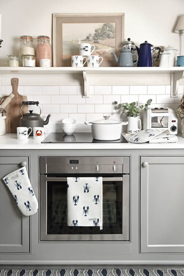 półki zamiast górnych szafek w kuchni