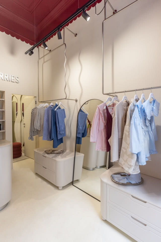 Minimalizm z nutą romantyzmu. Projekt wnętrz butiku Les Cherries autorstwa WZ Studio