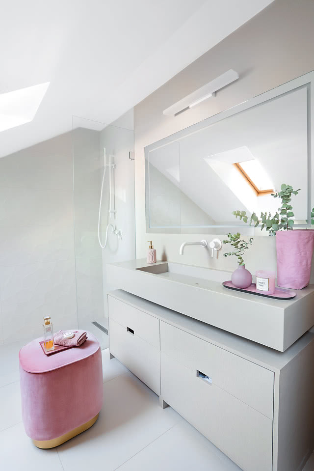 Łazienka z różowymi detalami