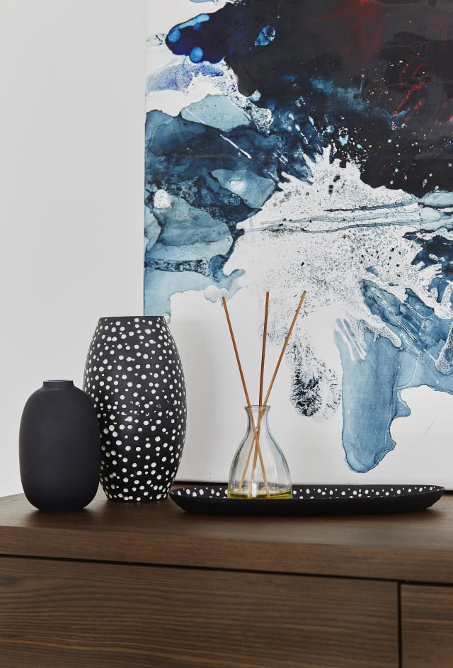 Czarne detale na tle sztuki