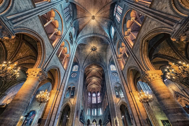 Widok z dołu na sklepienie Notre-Dame.