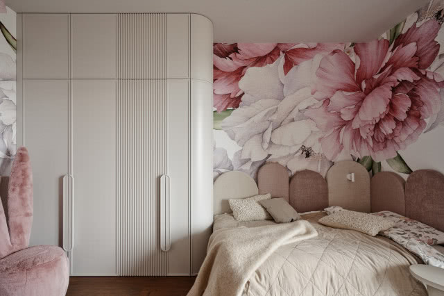 Aranżacja pokoju dziecka z kwiecistą tapetą 