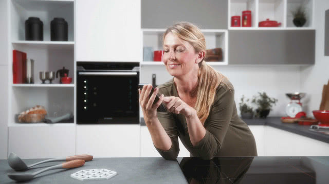 Czytelny interfejs z obsługą tekstu i przepisy za pomocą komunikatów tekstowych. Piekarnikiem z funkcją Wi-Fi można także łatwo sterować za pomocą dedykowanej aplikacji Hoover Wizard.