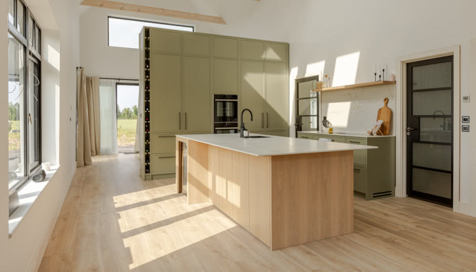 Jak dbać o podłogę olejowaną, by wyglądała jak nowa przez lata? Ekspertki zdradzają najskuteczniejsze zasady pielęgnacji