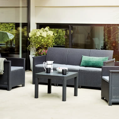Nowoczesne meble outdoorowe łączą elegancję z funkcjonalnością. Dzięki modularnym zestawom możemy elastycznie aranżować przestrzeń.