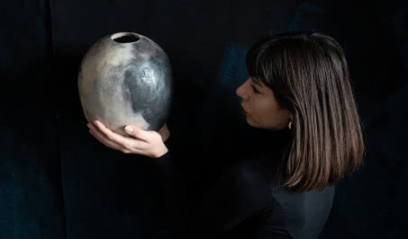 Wykopała dziurę w ziemi! Nie miała pieniędzy na piec, a chciała tworzyć ceramikę! 