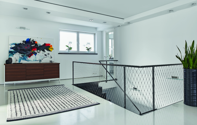 Metalowa barierka przy schodach