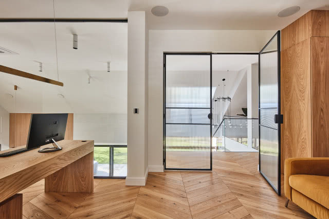 Gabinet z oknem wewnątrz domu