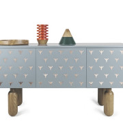 The Crow, kanapa. Jej kształt przypomina...