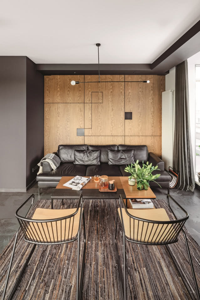 Drewniana ściana z czarnymi detalami