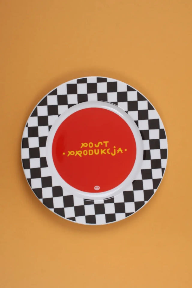 talerz z obwódka z motywem szachownicy
