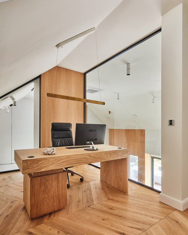 Gabinet z oknem wewnątrz domu