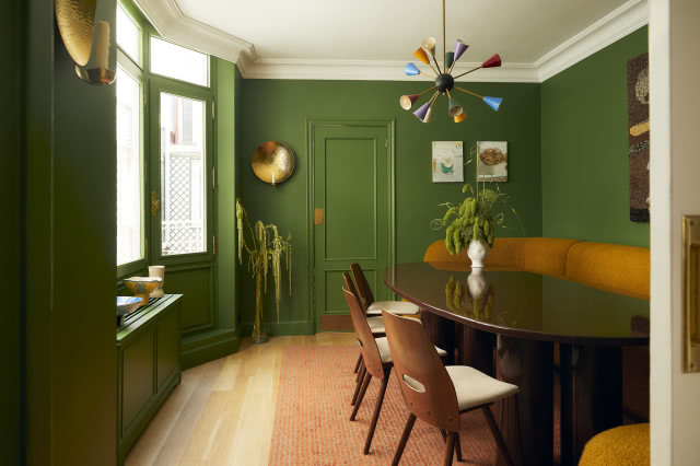 oliwkowe ściany z ciemnym drewnem