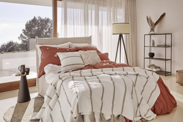 Westwing Collection w letnim wydaniu, sypialnia, pościel w pasy biało beżowe