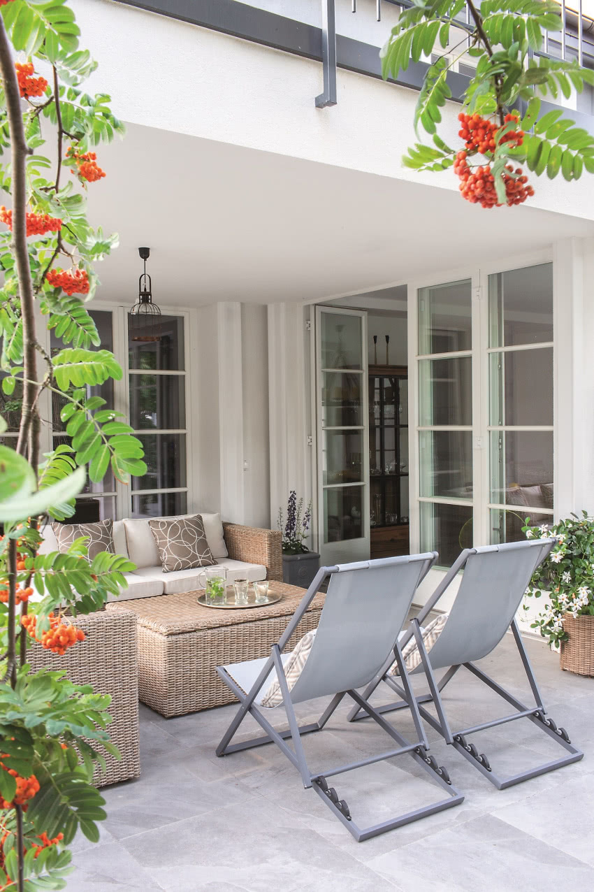 Podłoga tarasu jest wyłożona tymi samymi...