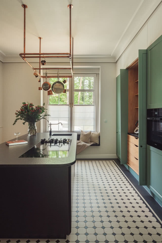 reling z mosiądzu nad wyspą kuchenną