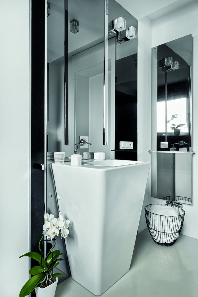 Łazienka z wolnostojącym zlewem