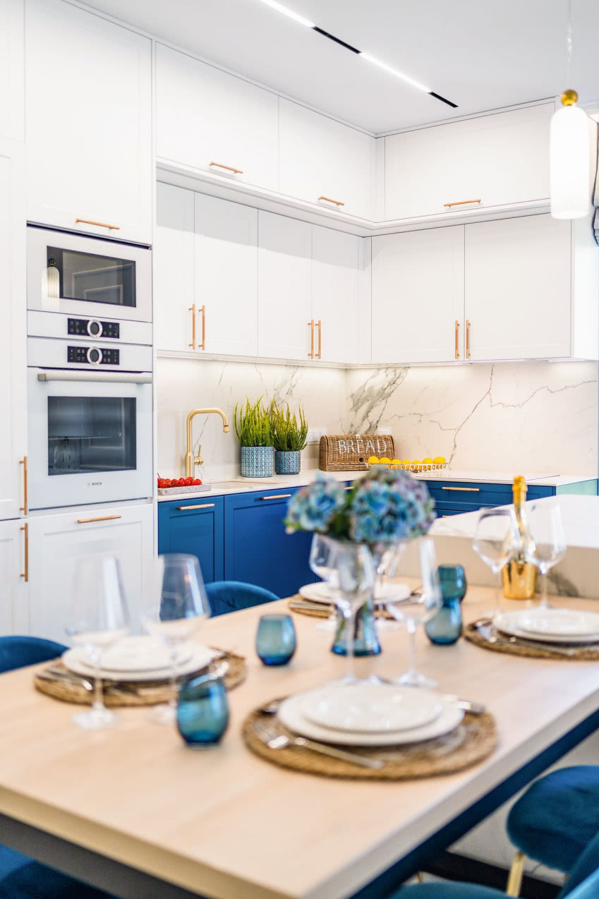 Starannie dobrane detale, takie jak matowe złote...