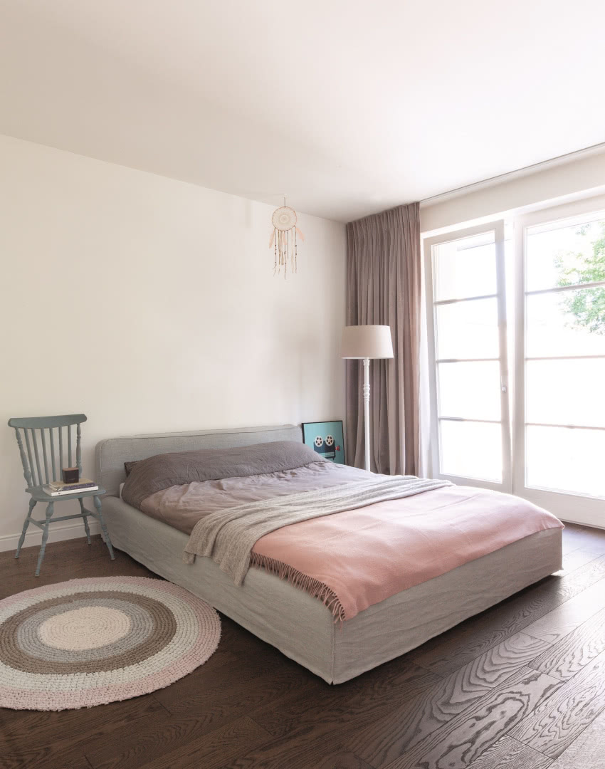 Główna sypialnia zachęca do wypoczynku.
Tu...